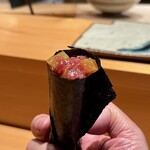 鮨 つぼみ - トロたく巻き
      いつもはここで鮪たっぷりな太巻きですが、この日は鮪たっぷりな手巻き寿司。
      手巻きもいいよな！