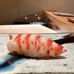 鮨 つぼみ - 車海老
      茹でたての海老の甘みの強い事！
      サイズも一口でパクッとできるこのサイズが好き♪