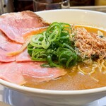 麺屋 誠 - 大きなチャーシューと鰹節が特徴的