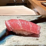 鮨 つぼみ - 鮪大トロ 岩手県宮古より  やま幸より
      筋がありそうに見えますが、全く気にならない程度。
      やはり大将のシャリの温度が大トロの脂にぴったりです♪