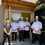 鮨 つぼみ - お店の前で整列していただきました♪
      これから後片付けなのに、手を止めさせて申し訳ないです。
      この日も美味しく楽しく、幸せなひと時が過ごせました。
      次回もよろしくお願いしますm(_ _)m