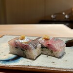 鮨 つぼみ - 鯵の押し寿司 対馬より
      何故か二貫（笑）
      薬味の生姜が青魚独特な風味を中和、鯵の押し寿司が旨い！