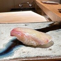 鮨 つぼみ - 真鯛 千葉は鴨川より
                川口大将の握りのフォルムが実に美しい！
                肉厚に切りつけた鯛の食感良く、シャリの塩梅まろやかさに鯛のほんのりとした甘みを感じます。