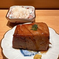 鮨 つぼみ - 鮪角煮風 和辛子 シャリを一口
                以前にもいただきましたが、これがめちゃくちゃ美味しいのですよ♪
                鮪の身がしっとり柔らかで、少し甘めな煮汁の味付けが抜群に、シャリに合います！
                