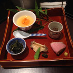 日本料理 太月 - 八寸                              アオリイカのめふん和え
      鮑 ミニオクラ
      生雲丹と茶碗蒸し
      合鴨ロース
      葉唐辛子