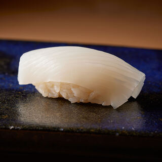 イカの歯切れ良さ第一に考えた握りは塩と酢橘でさっぱりいただく