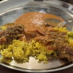 カッチャル バッチャル - カッチャルランチ カレー３種+ライス+キャベツのアチャール
