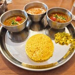 カッチャル バッチャル - カッチャルランチ カレー３種+ライス+キャベツのアチャール