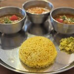 カッチャル バッチャル - カッチャルランチ カレー３種+ライス+キャベツのアチャール
