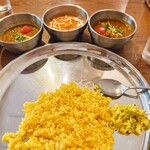 カッチャル バッチャル - カッチャルランチ カレー３種+ライス+キャベツのアチャール