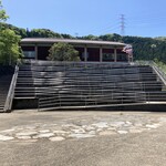 シルクウェイにちはら 食事＆喫茶 にちはら - 親水公園の長い長いスロープと道の駅建物。