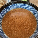 本手打ちうどん庄司 - すったてうどんのつけ汁　こちらの器も特大です