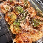 たこぼーず - 12個@250円  中トロトロの関西風。出汁感はさほどなし。ソースはあっさり目。屋台で食べる味だね