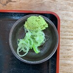 本手打ちうどん庄司 - 薬味のわさびと刻みネギ