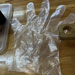 みなと市場 小松鮪専門店 - この手袋を左手にはめます