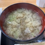 みなと市場 小松鮪専門店 - 中おち定食（900円）
      味噌汁