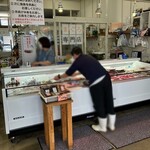 みなと市場 小松鮪専門店 - 店内、入ってすぐ物販