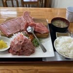 みなと市場 小松鮪専門店 - 中おち定食（900円）