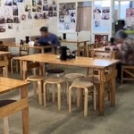 みなと市場 小松鮪専門店 - 店内、テーブル席多数