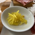 みなと市場 小松鮪専門店 - 中おち定食（900円）
      漬物