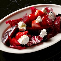 イエロービーツとアンディーヴ　シェーヴルチーズのサラダ