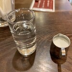 あぶり珈琲 - ガムシロップとミルク付き