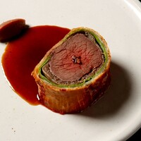 蝦夷鹿もも肉のウェリントン　シェリーヴィネガーソース