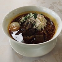 赤坂 四川飯店 - 牛バラ肉と柳松茸の黒酢スーラータンメン（拡大）