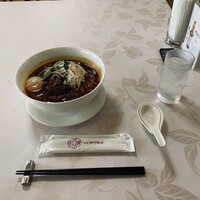 赤坂 四川飯店 - 牛バラ肉と柳松茸の黒酢スーラータンメン