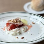 ウラエビス - 苺とブッラータチーズ＆自家製全粒粉パン