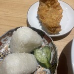 煮干しのビリー - 塩おにぎり2ヶ250円､唐揚げ150円