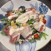 生ハムとケールのシーザー風サラダ 佐渡チーズドレッシング