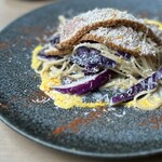 ウラエビス - 燻製鴨肉と紫キャベツのトリュフクリームソース スパゲティーニ