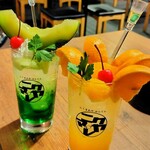 ～博多おでん・焼き鳥とフルーツサワー～ ニクマレヤ 赤羽本店 - メロンサワーとオレンジサワー