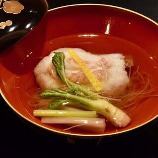 店主が目利きした食材を活かすおまかせコースを中心にご提供