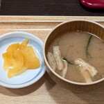 大衆食堂 定食のまる大 - 定食のまる大 ＠飯田橋 穴子と鶏の蒲焼合い盛り重に付く漬物と揚げの味噌汁