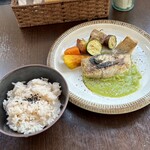 バルバルキッチンアメリ - ランチ：スズキのポワレうすいえんどうソース(¥1,400)