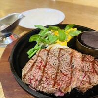 Robin Club 表参道 - 付け合わせのマッシュポテトも美味しかったです。ここは10年くらい前は確かCAYというホールで、知人のライブを見たなぁと懐かしい気持ちに Robin Club 表参道 - 付け合わせのマッシュポテトも美味しかったです。ここは10年くらい前は確かCAYというホールで、知人のライブを見たなぁと懐かしい気持ちに