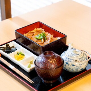 贅沢な御膳でいただく名物料理