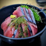 おーばんまい食堂 - 久しぶりに対面した「鰹丼」は皮もキラキラとアガるビジュアルです♪