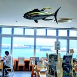 おーばんまい食堂 - 佐良浜漁港に面した店内。天井にマグロや鰹が泳いでいます。