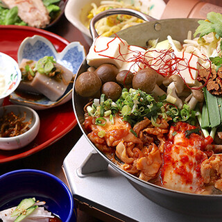 オススメの逸品料理や辛さ調節可能な鍋コースを堪能できる◎