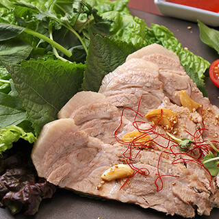 バジルも一緒に巻くポッサムや、じっくり煮込むワッチョジが自慢