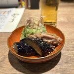 焼き鳥4番 - お通し三点盛り
      （だしやっこ、親鳥チャーシュー、茄子揚げ浸し）