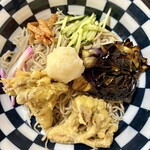 そば処 かずき - トッピングは、舞茸の天ぷら、揚げ茄子、蒲鉾、胡瓜、油揚げ、大根おろし