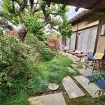 そば処 かずき - 入り口と庭