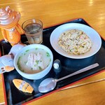 古城煙雨 - 料理写真:高菜とベーコン入りチャーハン、半トリソバ  1200円
なかなか控えめなボリュームです⤴︎⤴︎