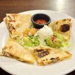 TGIフライデーズ - チキンケサディア