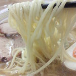 煮干鰮らーめん 圓 - 麺には黒い発芽が混ざっています^^