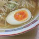 煮干鰮らーめん 圓 - デフォルトで半熟玉子が付いています^^